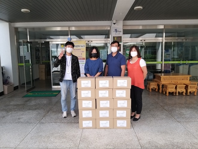 9월21일 기장군 청소년상담복지센터 직원들이 기장군청소년수련관을 방문해 방과후아카데미 청소년을 위한 사랑의 택배박스를 전달하고 기념촬영.(사진제공=부산 기장군)