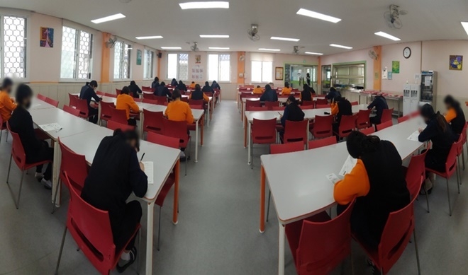 한국한자실력평가원의 한자자격시험에 응시하고 있다.(사진제공=안양소년원)
