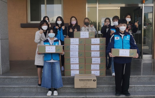 한세대 한한드림 봉사팀이 15일 협회에 마스크와 물티슈를 전달하고 기념촬영.(사진제공=한국소년보호협회)