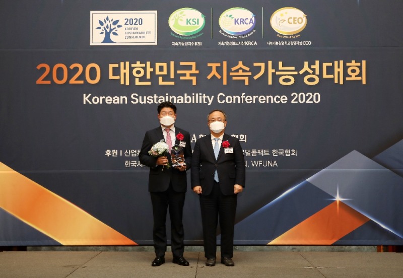 16일 롯데호텔 서울에서 열린 2020 대한민국지속가능성지수(KSI) 시상식에서 호텔 부문 1위에 선정된 롯데호텔의 김현식 대표이사(좌측)와 한국표준협회 이상진 회장(우측)이 기념 촬영을 하고 있다.(사진=롯데호텔 서울)