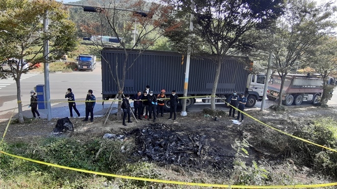 도로 옆 창고 화재.(사진제공=울산소방본부)