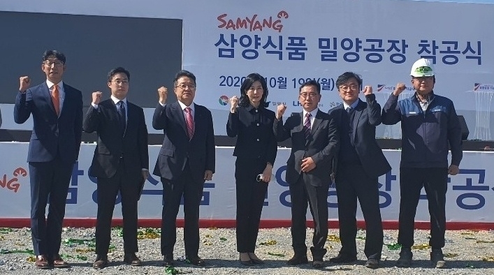 포스코건설 한성희 사장(좌측에서 세번째)이 삼양식품 밀양공장 착공식에 참석해 삼양식품 김정수 총괄사장(좌측에서 네번째)과 기념촬영을 하고 있다.(사진=포스코건설)