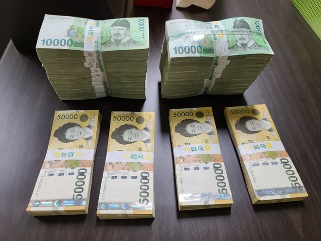 현장에서 보이스피싱 조직에게 건넨 4천만 원.(사진제공=부산경찰청)
