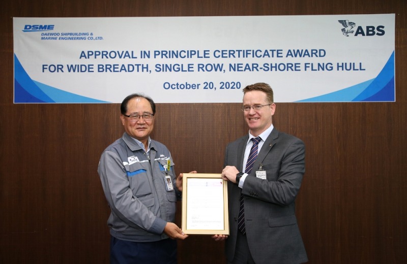 대우조선해양 옥포조선소에서 ABS 대런 레스코스키(Darren Leskoski) 사업개발임원(오른쪽)이 대우조선해양 기술본부장 권오익 전무에게 인증서를 수여한 뒤 기념촬영을 하고 있다.(사진=대우조선해양)
