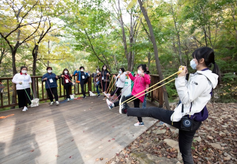 국립청도숲체원에서 코로나19 워리어 가족들이 ‘온드림 숲 속 힐링교실’ 프로그램에 참여하고 있다.(사진=현대자동차)