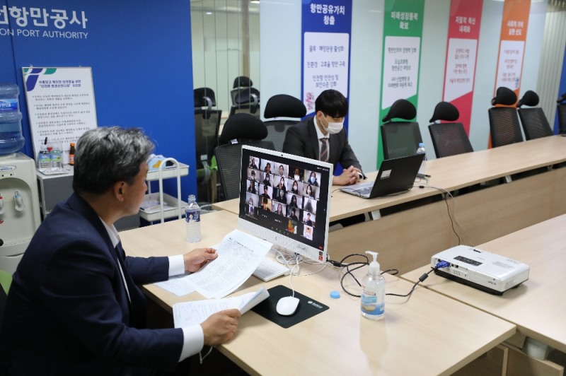 좌측 인천항만공사 홍경선 경영부문 부사장. (사진=인천항만공사)