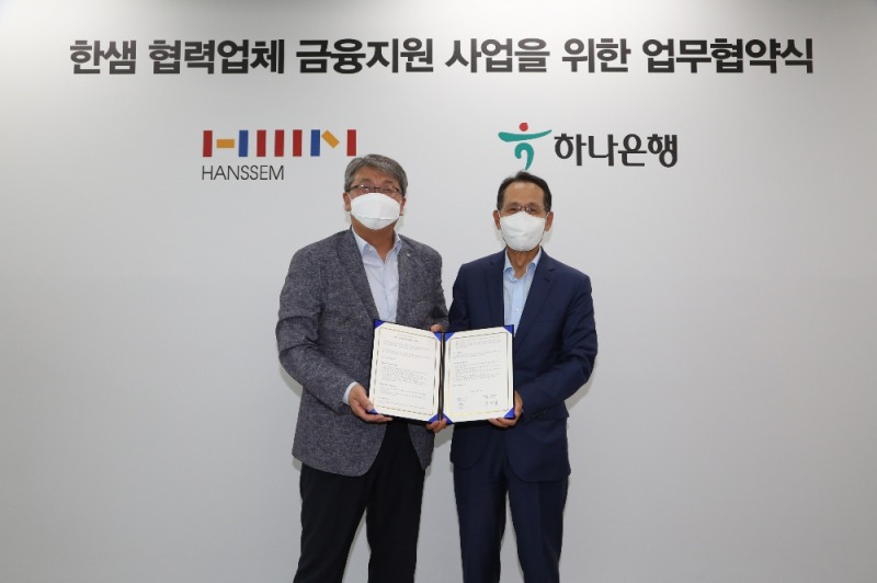 한샘-하나은행 업무협약식. 왼쪽부터 한샘 강승수 회장, 하나은행 지성규 은행장. (사진= 한샘)