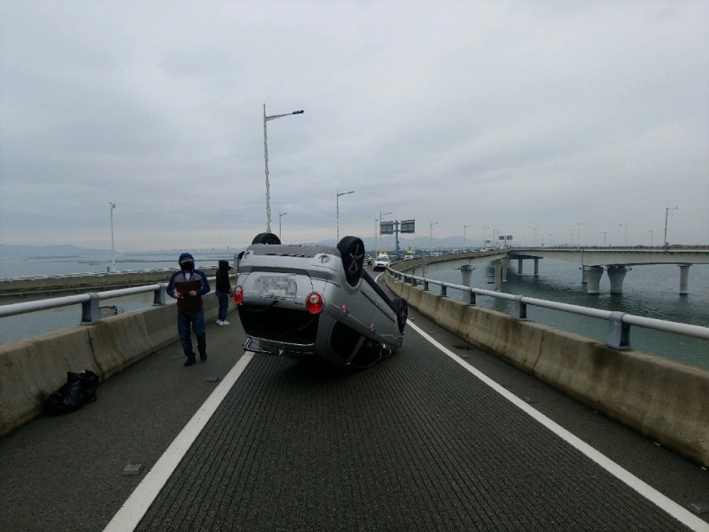 22일 오전 8시 25분경 부산 사하구 을숙도대로 하단램프 출구지점서 마티즈차량 전도사고(사진제공=부산경찰청)