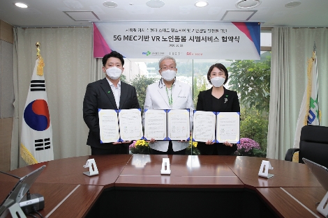 22일 부산대병원에서 진행된 체결식에 참석한 (왼쪽부터) 룩시드랩스 채용욱 대표, 부산대병원 이정주 병원장, SKT 여지영 오픈콜라보그룹장의 모습. 사진=SK텔레콤