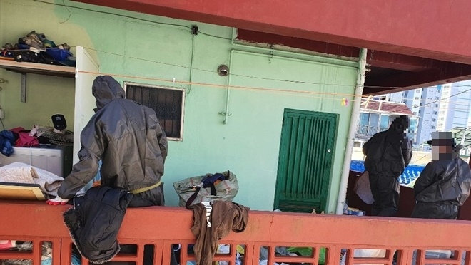 사회봉사대상자들이 저장장박 가정에 적치물을 치우고 있다. (사진제공=부산서부준법지원센터)