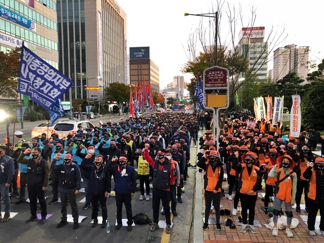 23일 오후 5시 30분 울산시청 앞에서 열린 민주노총울산 투쟁결의대회. (사진제공=민주노총울산본부)