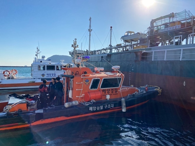 해경함정이 A호를 밀고있다.(사진제공=부산해양경찰서)