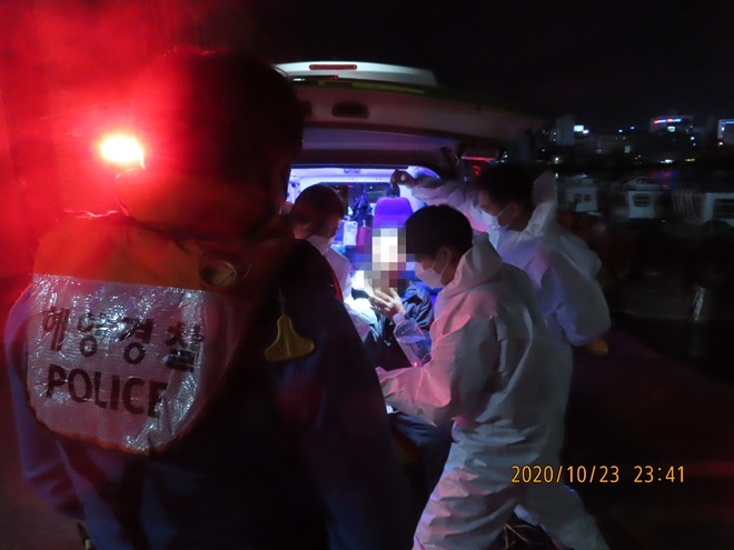 응급처치를 하고 있다.(사진제공=부산해양경찰서)