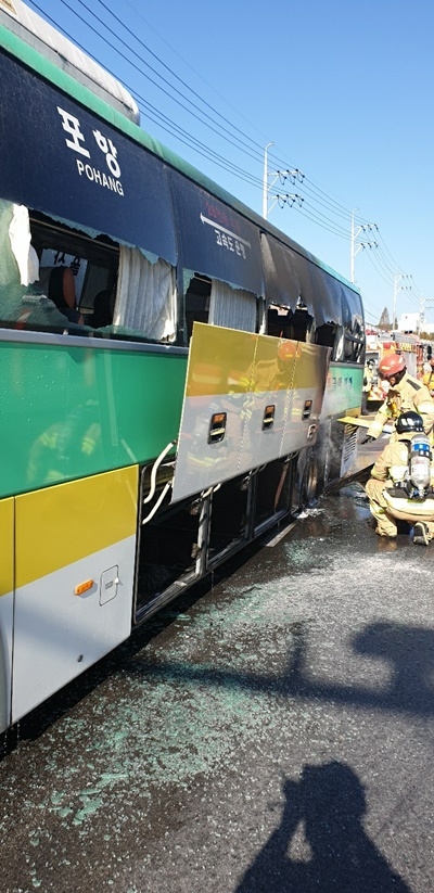 시외버스 뒷바퀴에서 발화된 것으로 추정. (사진제공=울산소방본부)