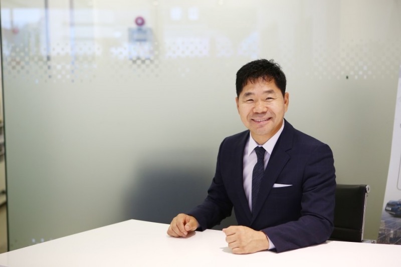 달성한 심동섭 영업부장이 동광주지점에서 포즈를 취하고 있는 모습.(사진=기아자동차)