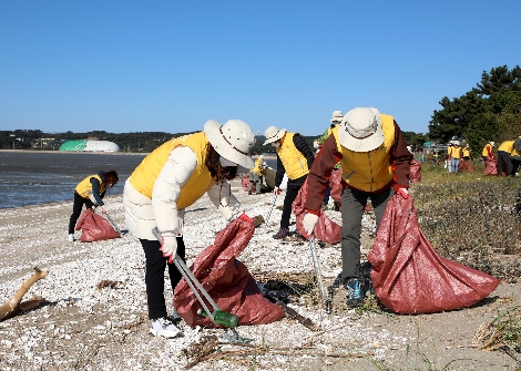 수협은행은 지난 24일, 인천시 중구 용유동 용유도해변에서 해안가 환경정화활동을 펼쳤다. 사진=Sh수협은행