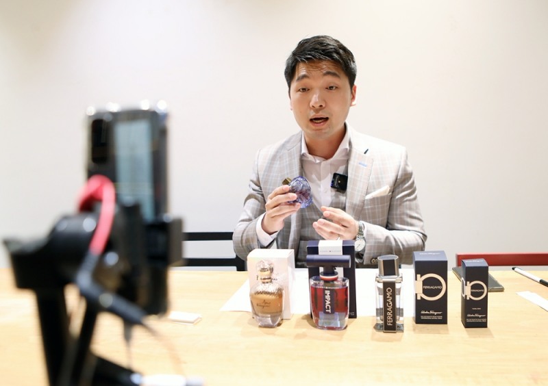AK문화아카데미 ‘부캐’ 삶을 살고 있는 회원 찾아 화보 촬영해 SNS에 공개