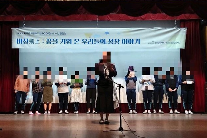 10월 27일 오전 11시 교내 강당에서 열린 작품발표회.(사진제공=정심여자중고등학교)