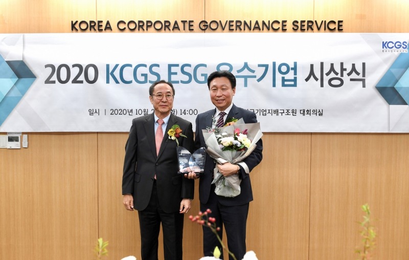 에쓰오일 강민수 부사장(오른쪽)이 27일 열린 “2020 ESG 우수기업 시상식”에서 한국기업지배구조원 신진영 원장(왼쪽)으로부터 ‘ESG 우수기업상’을 받고 있다.(사진=에쓰오일)