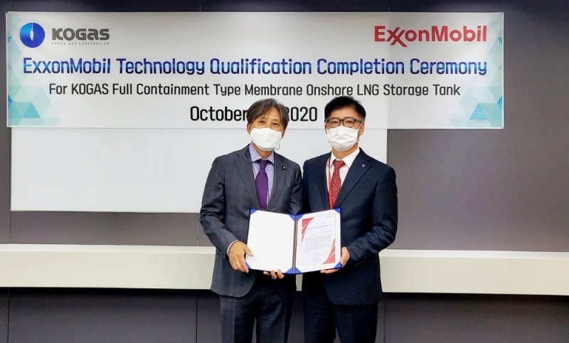 왼쪽 정성욱 엑슨모빌코리아 사장, 오른쪽 김환용 한국가스공사 가스연구원장. (사진=한국가스공사)