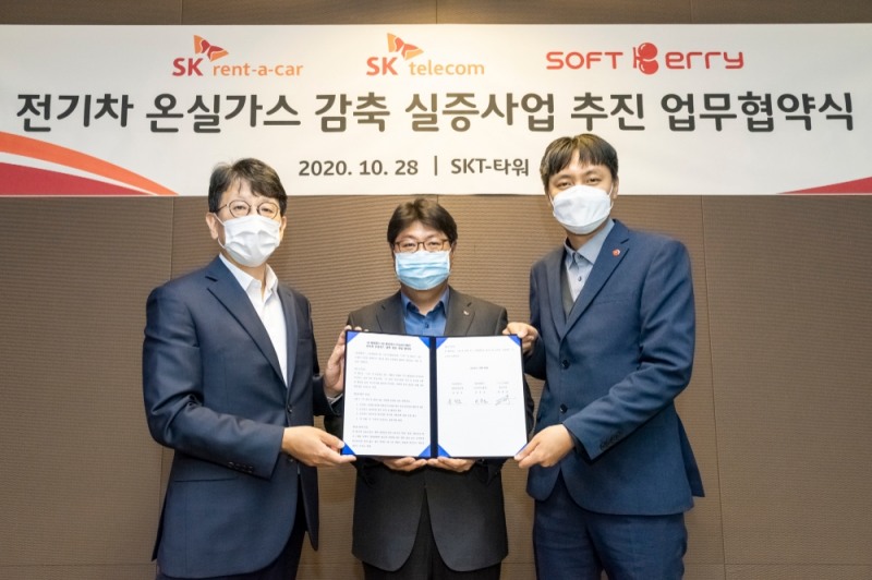 (왼쪽부터)윤민호 SK렌터카 사업개발실장, 이준호 SK텔레콤 SV추진그룹장, 박용희 소프트베리 대표이사.(사진=SK렌터카)