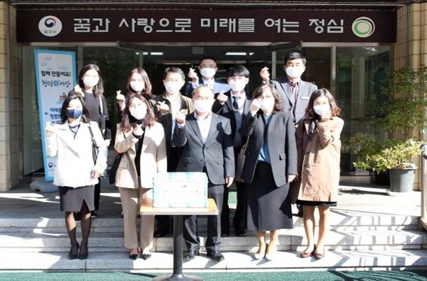 서울가정법원 소년부 전안나 부장판사 일행이 안양소년원을 방문하고 기념촬영. (사진제공=안양소년원)