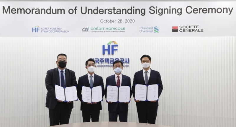 (사진 왼쪽부터) 조진우 한국스탠다드차타드(SC)증권 대표, 차진섭 한국크레디아그리콜(CA)증권 대표, 이정환 한국주택금융공사 사장, 강준환 한국 소시에테 제네랄(SG)증권 대표. 사진=주금공