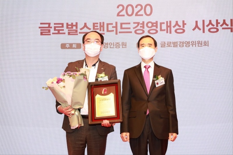 글로벌스탠더드경영대상 시상식에서 안전경영대상을 수상하고 있는 (왼쪽)신종식 SR 안전환경처장.(사진=SR)