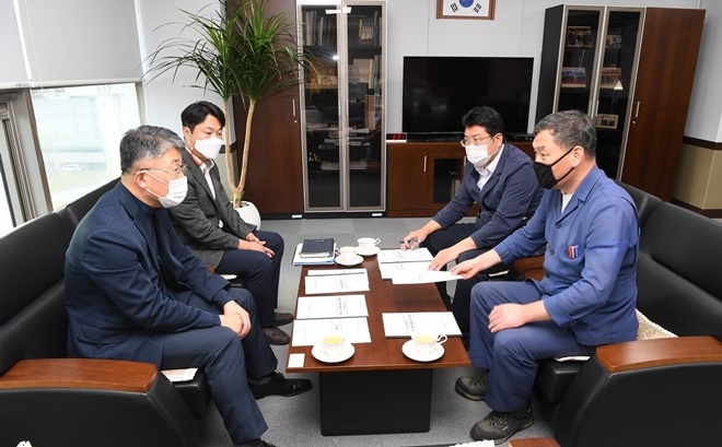 오규석 기장군수(사진우측)10월 29일 대도시권광역교통위원회를 방문해 동남권 광역철도 노선을 제4차 대도시권 광역교통기본계획에 우선적으로 반영해 줄 것을 요청하고 있다.(사진제공=부산 기장군)