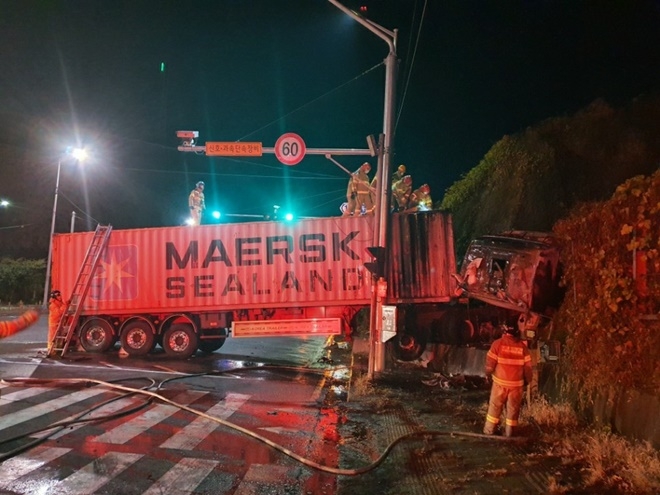 트레일러 차량이 옹벽을 충격, 헤드가 전소되면서 운전자 사망.(사진제공=부산경찰청)