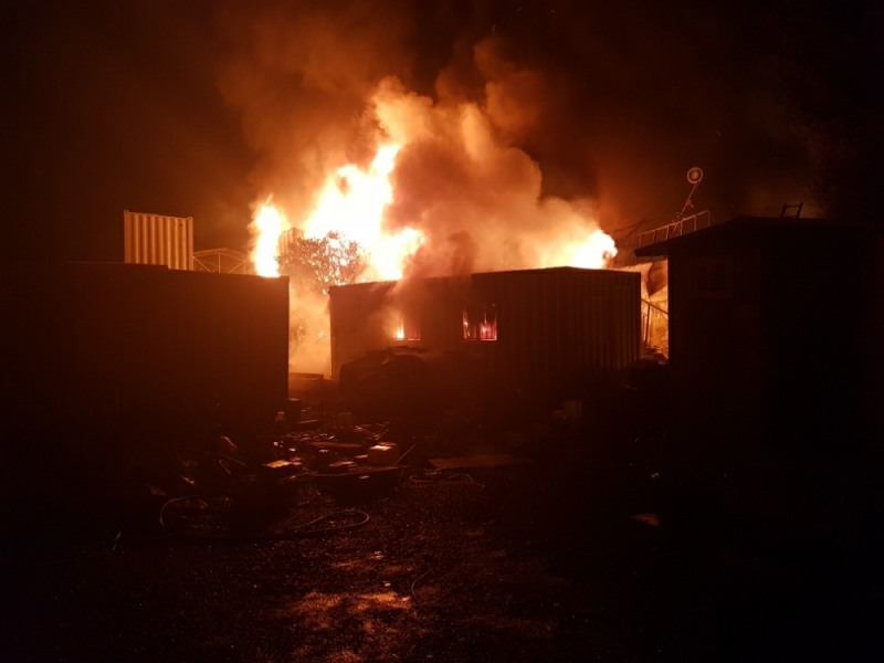 11월 2일 오전 1시 26분경 울주군 온산읍 학남리 야적장 컨테이너 화재.(사진제공=울산소방본부)