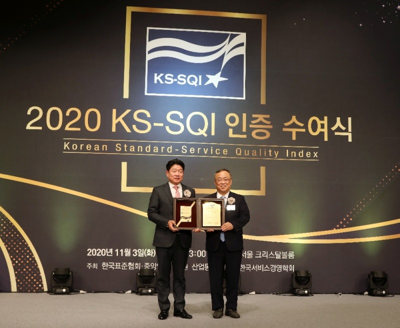 3일 롯데호텔 서울에서 개최된 ‘2020년 KS-SQI 인증 수여식’에서 롯데호텔의 호텔 부문 8년 연속 1위와 롯데시티호텔의 비즈니스호텔 부문 4년 연속 1위 선정을 기념하여 롯데호텔의 김현식 대표이사(좌측)와 한국표준협회 이상진 회장(우측)이 촬영을 하고 있다.(사진=롯데호텔 서울)
