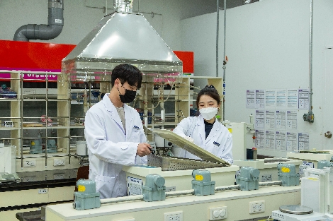 삼성전자 연구진이 초음파 장치를 이용해 시료를 용해, 분석하고 있다. 사진=삼성전자