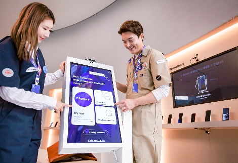 SK텔레콤 홍보모델들이 홍대 ICT멀티플렉스 T팩토리에서 24시간 무인존 키오스크의 영문 서비스를 소개하고 있다. 사진=SK텔레콤