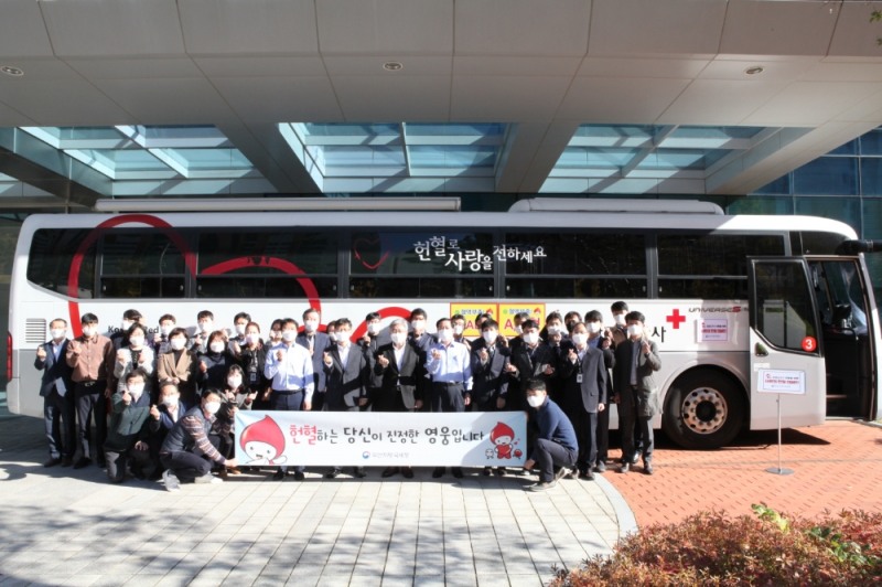 지난 4월 29일에 이어 11월 9일 두번째 단체헌혈에 동참.(사진제공=부산국세청)