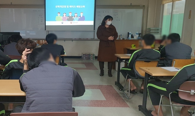 구세군보건사업부 김봉순 강사가 9일 위탁소년들을 대상으로 에이즈예방 교육을 하고 있다.(사진제공=서울소년분류심사원)