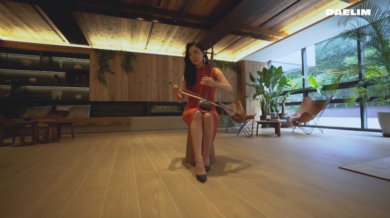 주요무형문화재 제1호 종묘제례악 이수자인 마혜령씨가 해금 연주 공연을 하고 있다.(사진=대림산업)