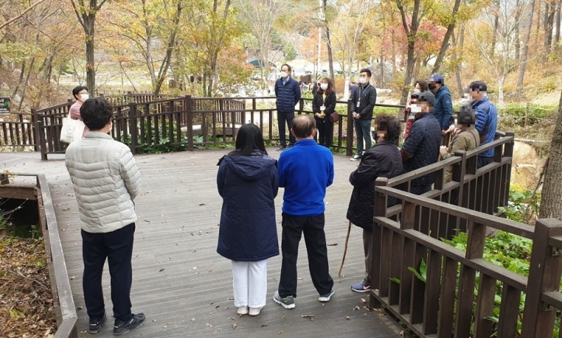 지난 6일 ‘부산 치유의 숲(기장군 철마면)’에서 진행된 치매환자 가족지원사업 ‘힐링하리’ 프로그램.(사진제공=부산 기장군)