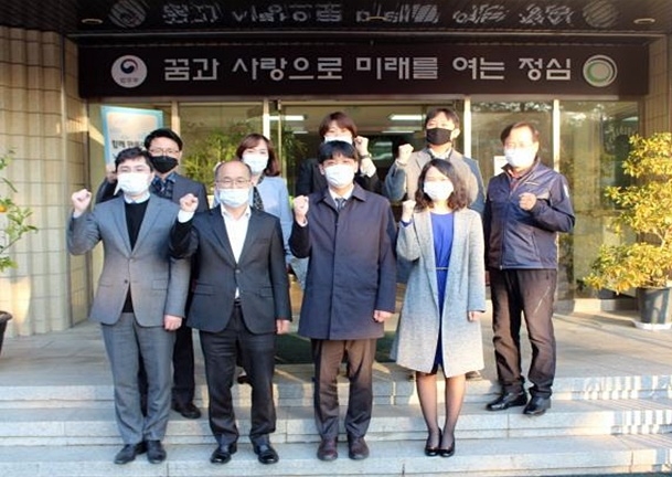 인천가정법원 소년부 이대로 판사 일행이 안양소년원을 방문하고 기념찰영.(사진제공=안양소년원)