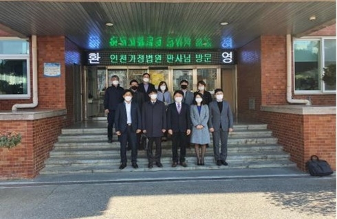 인천가정법원 이대로 판사 일행이 서울소년분류심사원을 방문하고 기념촬영.(사진제공=서울소년분류심사원)