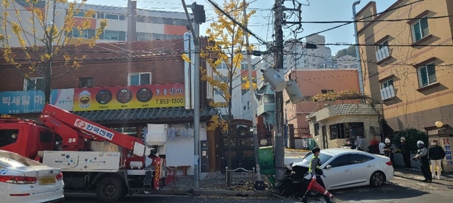 그랜저차량이 전신주를 충격.(사진제공=부산경찰청)