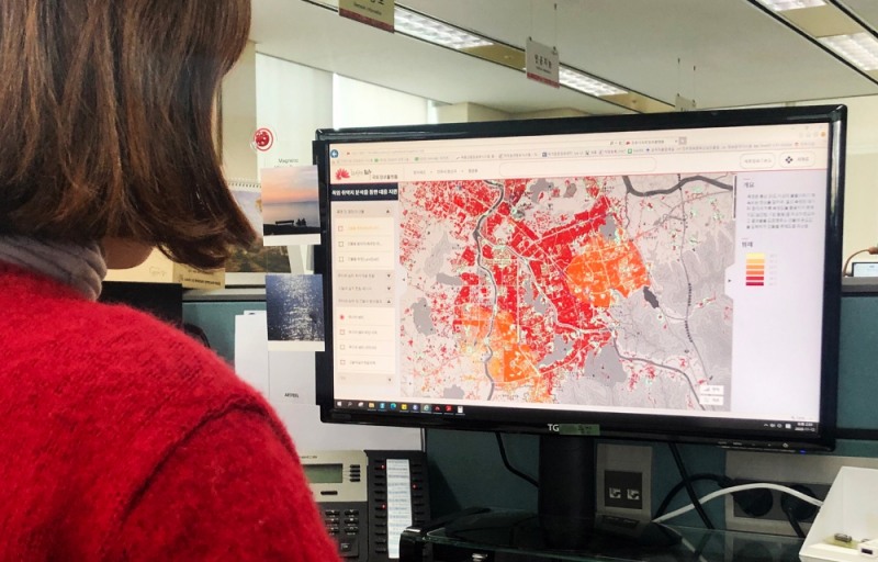 전주시 공무원(스마트시티과 담당)이 행정데이터 분석 서비스 중 태양광 발전 효율 분석 서비스 화면을 보며 결과를 확인하고 있다.(사진=한국국토정보공사)