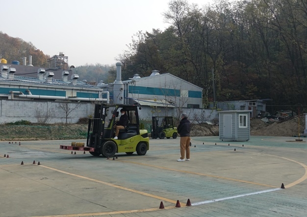 지게차 실습모습.(제공=법무부)
