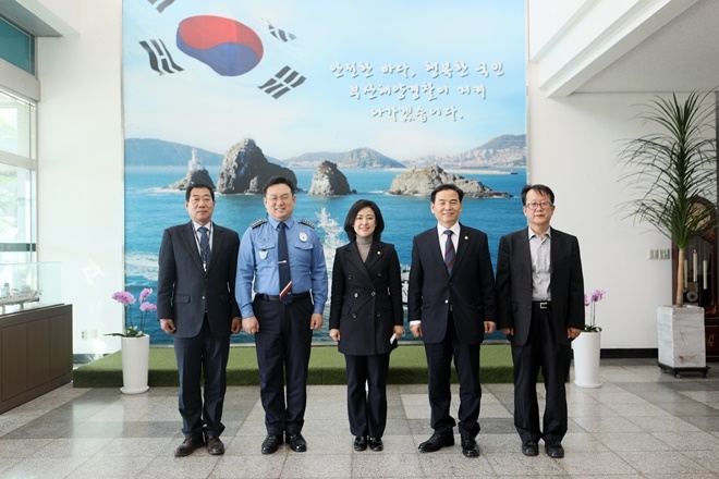 황보승희 국회의원과 도덕희 총장이 부산해양경찰를 방문하고 기념촬영.(사진제공=부산해양경찰서)