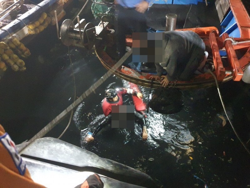 해경이 14일 새벽 다대포 아귀 위판장 해상 익수자를 구조하고 있다.(사진제공=부산해양경찰서)