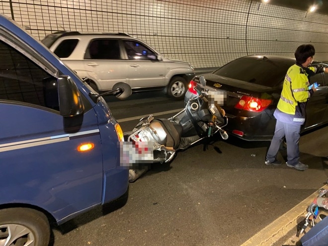 11월 16일 오전 10시 5분경 부산 남구 황령터널 내(대연→ 전포방향)에서 교통사고 발생.(사진제공=부산경찰청)