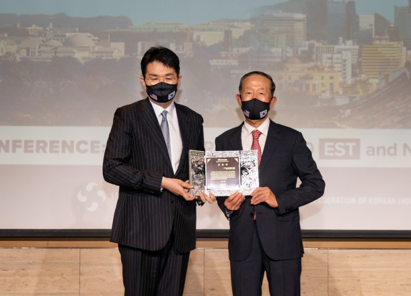 서울 여의도 전경련회관 컨퍼런스센터에서 개최된 한미재계회의로부터 공로패를 받았다. 사진은 조원태 한진그룹 회장(왼쪽)과 허창수 한미재계회의 위원장(오른쪽)이 기념 촬영을 하고 있는 모습.(사진=한진그룹)