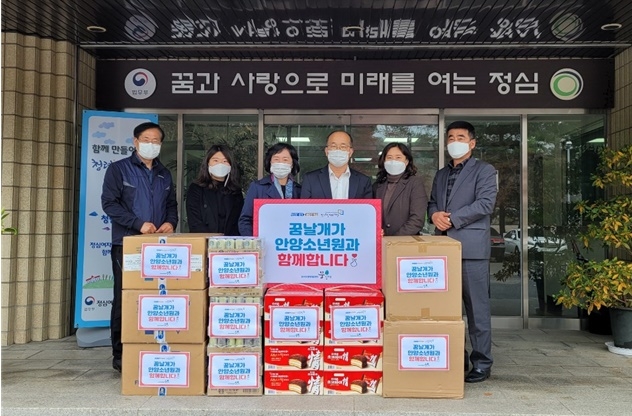 18일 경기일자리재단 꿈날개에서 안양소년원 학생들을 위한 교육기자재와 간식을 전달하고 기념촬영.(사진제공=안양소년원)