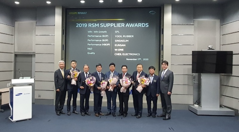 2019 르노삼성자동차 우수 협력사 시상식 이후 기념촬영을 하고 있다
