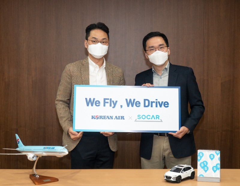 장성현 대한항공 마케팅/IT 부문 부사장(왼쪽)과 쏘카 위현종 부사장(오른쪽)이 기념 촬영을 하고 있는 모습.(사진=대한항공)